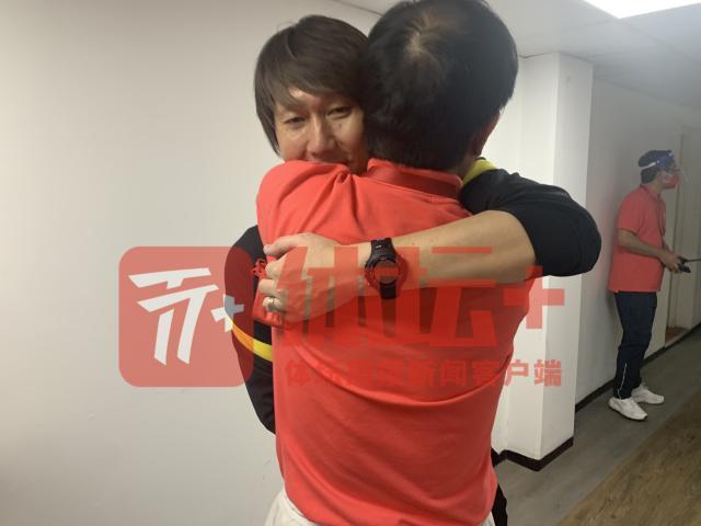 1623947151729078366.jpg 与叙利亚比赛结束后,李铁与中国足协主席陈戌源拥抱。.jpg